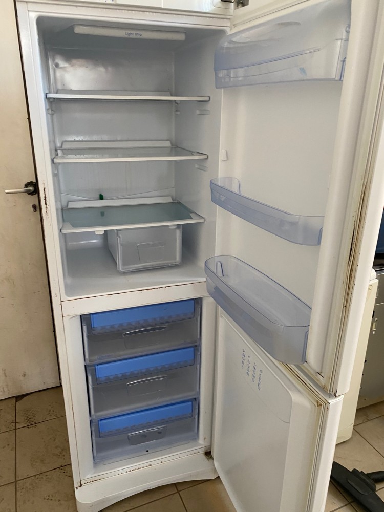 indesit baan 12 freezer drawer