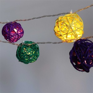 Iris Gömb alakú fonott/rattan/4m/több színű/20db LED-es/3xAA elemes fénydekoráció 