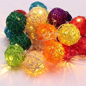 Iris Gömb alakú fonott/rattan/4m/több színű/20db LED-es/3xAA elemes fénydekoráció 