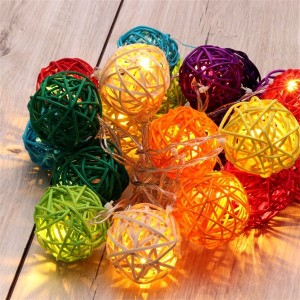 Iris Gömb alakú fonott/rattan/4m/több színű/20db LED-es/3xAA elemes fénydekoráció 