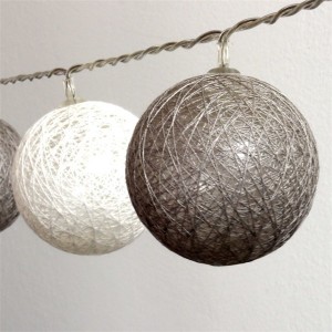 Iris Gömb alakú 6cm/színes fonott/4,5m/szürke-fehér/30db LED-es/USB-s fénydekoráció 