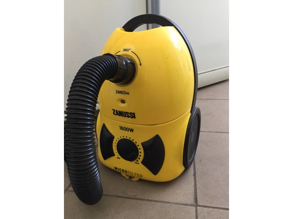 Használt Zanussi ZAN2245 porzsákos porszívó [H3413] 