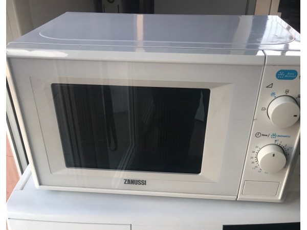 Használt Zanussi ZFM20110WA Mikró [H9084] 