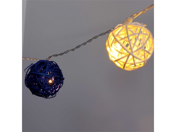 Iris Gömb alakú fonott/rattan/4m/fehér + kék/20db LED-es/3xAA elemes fénydekoráció Iris Gömb alakú fonott/rattan/4m/fehér + kék/20db LED-es/3xAA elemes fénydekoráció
