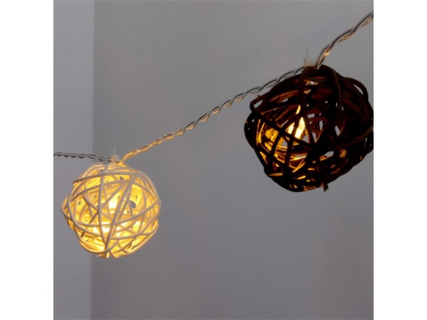 Iris Gömb alakú fonott/rattan/4m/fehér + barna/20db LED-es/3xAA elemes fénydekoráció Iris Gömb alakú fonott/rattan/4m/fehér + barna/20db LED-es/3xAA elemes fénydekoráció