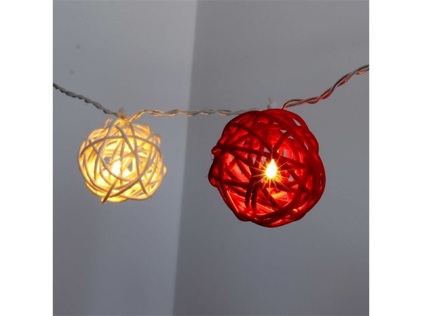 Iris Gömb alakú fonott/rattan/4m/fehér + piros/20db LED-es/3xAA elemes fénydekoráció Iris Gömb alakú fonott/rattan/4m/fehér + piros/20db LED-es/3xAA elemes fénydekoráció