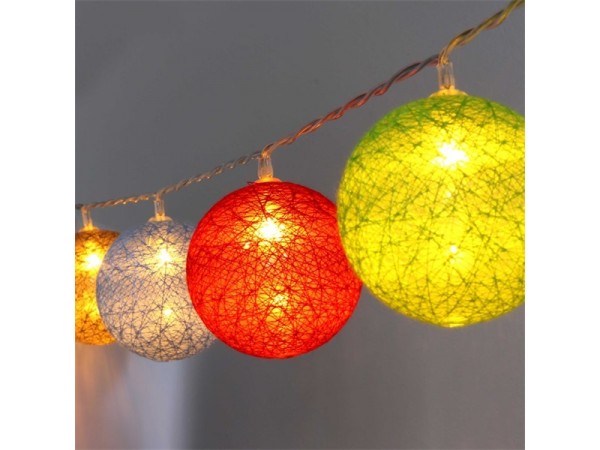 Iris Gömb alakú 6cm/színes fonott/1,5m/barna-piros-kék-zöld/10db LED-es/USB-s fénydekoráció Iris Gömb alakú 6cm/színes fonott/1,5m/barna-piros-kék-zöld/10db LED-es/USB-s fénydekoráció
