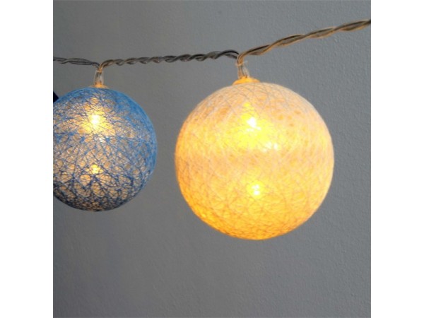 Iris Gömb alakú 6cm/színes fonott/3m/kék-v.kék-fehér/20db LED-es/USB-s fénydekoráció Iris Gömb alakú 6cm/színes fonott/3m/kék-v.kék-fehér/20db LED-es/USB-s fénydekoráció